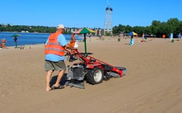 Запорожские коммунальщики очищают песок на городских пляжах (ФОТО)