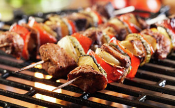 Житель Бердянска жарит на крыше многоквартирного дома шашлыки (ВИДЕО)