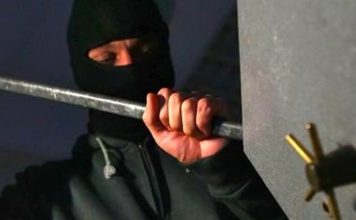 В Запорожье во время ограбления турфирмы пострадал полицейский (ФОТО)