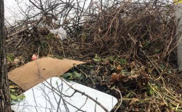 Жители Бердянска устроили посреди улицы огромную свалку (ФОТО)