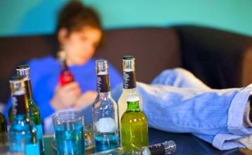 В спальном районе Запорожья пьяная в стельку мать разгуливала с младенцем