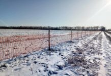 Вдоль дорог в Запорожской области устанавливают снегозащитные сетки (ФОТО)