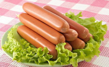 Запорожанка обнаружила в сосисках проволоку (ФОТО)