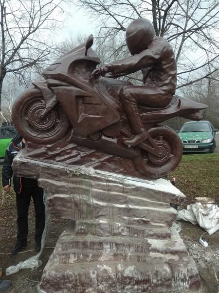 В Запорожье установили памятник погибшим мотоциклистам (ФОТО)