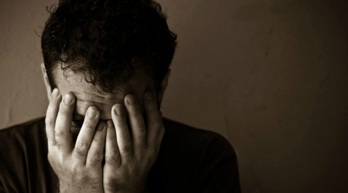 человек-закрыл-лицо-руками-отчаяние