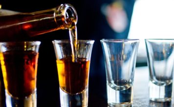 В Запорожье школьники устроили посреди улицы вечеринку с пивом и водкой (ФОТО)