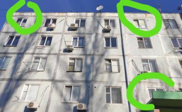В Энергодаре жители общежития выбрасывают из окон пакеты с экскрементами (ФОТО)