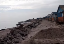 На запорожском курорте шторм разрушал базы отдыха (ВИДЕО)