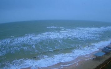 В Кирилловке бушует шторм: волны поглощают пляжи (ФОТО)