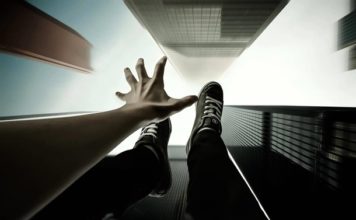 Серьезные травмы: в центре Запорожья девушка сорвалась с высоты третьего этажа