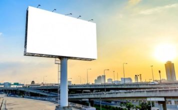 В Мелитополе установили билборд с нецензурной рекламой (ФОТОФАКТ)