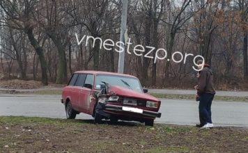 В Запорожье легковушки попали в ДТП: один автомобиль загорелся (ФОТО, ВИДЕО)