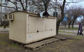 В Запорожье владелец незаконного киоска привлёк детей к опасным работам (ФОТО)