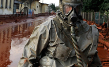 Как в кино: в Энергодаре заметили людей в костюмах химзащиты (ФОТО)