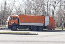 В Запорожье мусоровоз протаранил легковушку с ребёнком в салоне (ФОТО)