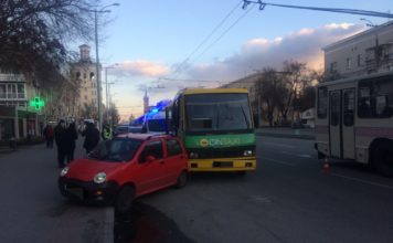 Водитель потерял сознание: в Запорожье маршрутка врезалась в легковушку (ФОТО)