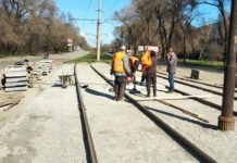 В Запорожье завершается капитальный ремонт трамвайного переезда (ФОТО)