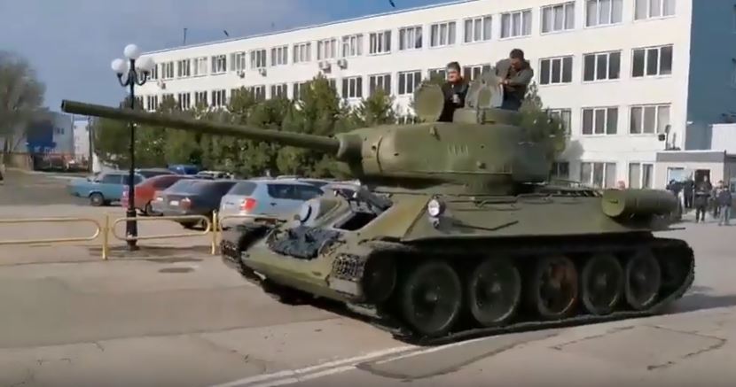 Сотрудники запорожского завода выехали на улицу на танке Т-34 (ВИДЕО)