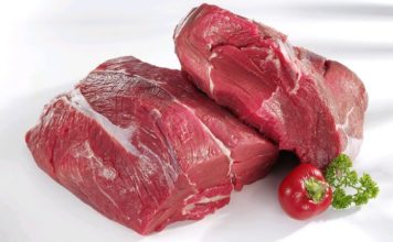 Без масок и перчаток: в Мелитополе продают мясо с асфальта (ВИДЕО)