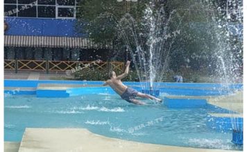 Курьёз: житель Мелитополя ежедневно купается в фонтане (ФОТО-ВИДЕО)