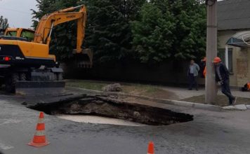 Асфальт «ушел» под землю: в Запорожье посреди дороги образовалась огромная яма (ФОТО, ВИДЕО)