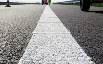 В центре Запорожья коммунальщики обновляют дорожную разметку