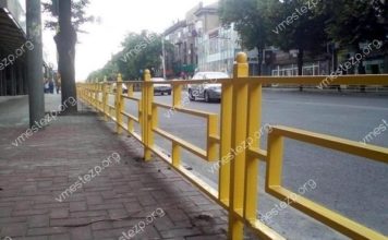 В Запорожье на остановке Базарной монтируют забор (ФОТО)