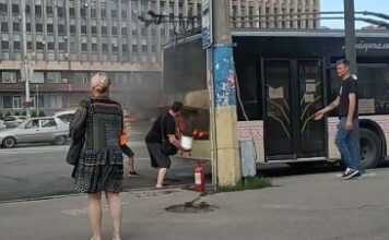 В Запорожье на центральной площади загорелся троллейбус (ВИДЕО)