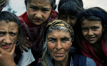 Не дашь денег — прокляну: на пляжах Кирилловки промышляют цыгане (ВИДЕО)