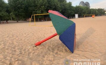 На центральном пляже Запорожья на ребенка упал солнцезащитный «грибок» (ФОТО)