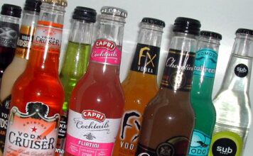 Захмелел и полез в воду: в Кирилловке школьник пил вместе с родителями (ВИДЕО)