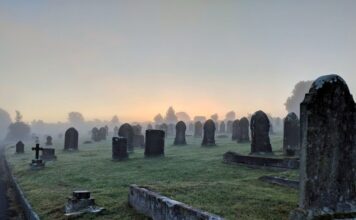 В Запорожской области двое мужчин украли с кладбища стол