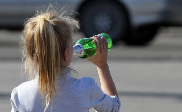 В Запорожской области 13-летняя девочка распивала спиртные напитки на улице