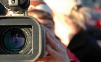 На Бабурке агрессивный пенсионер напал на журналиста: подробности конфликта