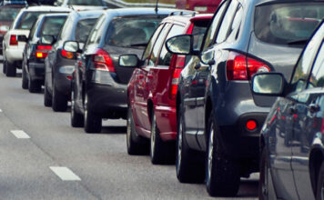 Движение остановилось: на запорожской трассе образовалась многокилометровая пробка (ВИДЕО)