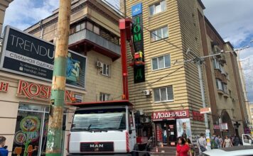 На проспекте Соборном демонтировали рекламную конструкцию