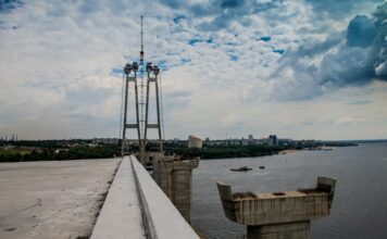 «Я не рискну по ним ездить»: запорожец показал, как разрушаются опоры новых мостов (ФОТО, ВИДЕО)