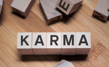 Настигла карма: в Мелитополе грузовик заехал на газон и провалился в люк (ФОТО)