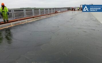 На запорожском мосту турки начали класть специальный асфальт (ФОТО)