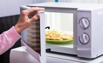 В Запорожье с таксистом расплатились микроволновкой