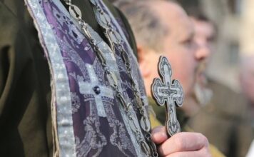 В Запорожье священника ударили ножом в голову