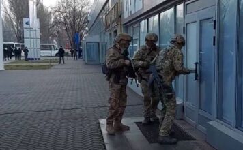 Появилось видео, как сотрудники СБУ взламывают двери на «Мотор Сич»