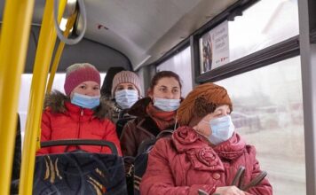 В Запорожье полиция проверяла наличие масок у пассажиров маршруток (ВИДЕО)