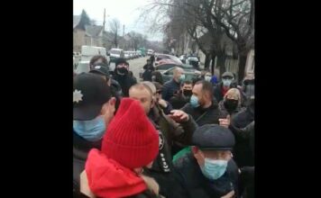В Запорожье протестующие торговцы с рынка устроили потасовку с полицией (ВИДЕО)