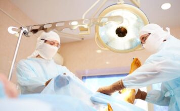 Пацієнту Запорізької обллікарні встановили інноваційний ендопротез максимального в Україні розміру