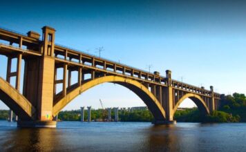 С запорожского моста Преображенского на дорогу упал кусок бетона (ВИДЕО)