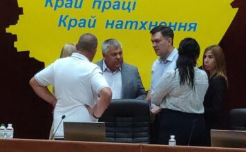 Депутаты Запорожского облсовета уже 2,5 часа не могут начать сессию