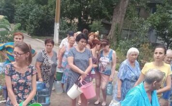 В Токмаке побили окна в мэрии из-за аварии на водопроводе (ФОТО)