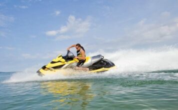 В Кирилловке водный мотоцикл врезался в «банан» — пострадали 4 человека