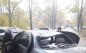 В Запорожье группа подростков на «Ниссане» врезалась в подъезд: есть пострадавшие (ФОТО)